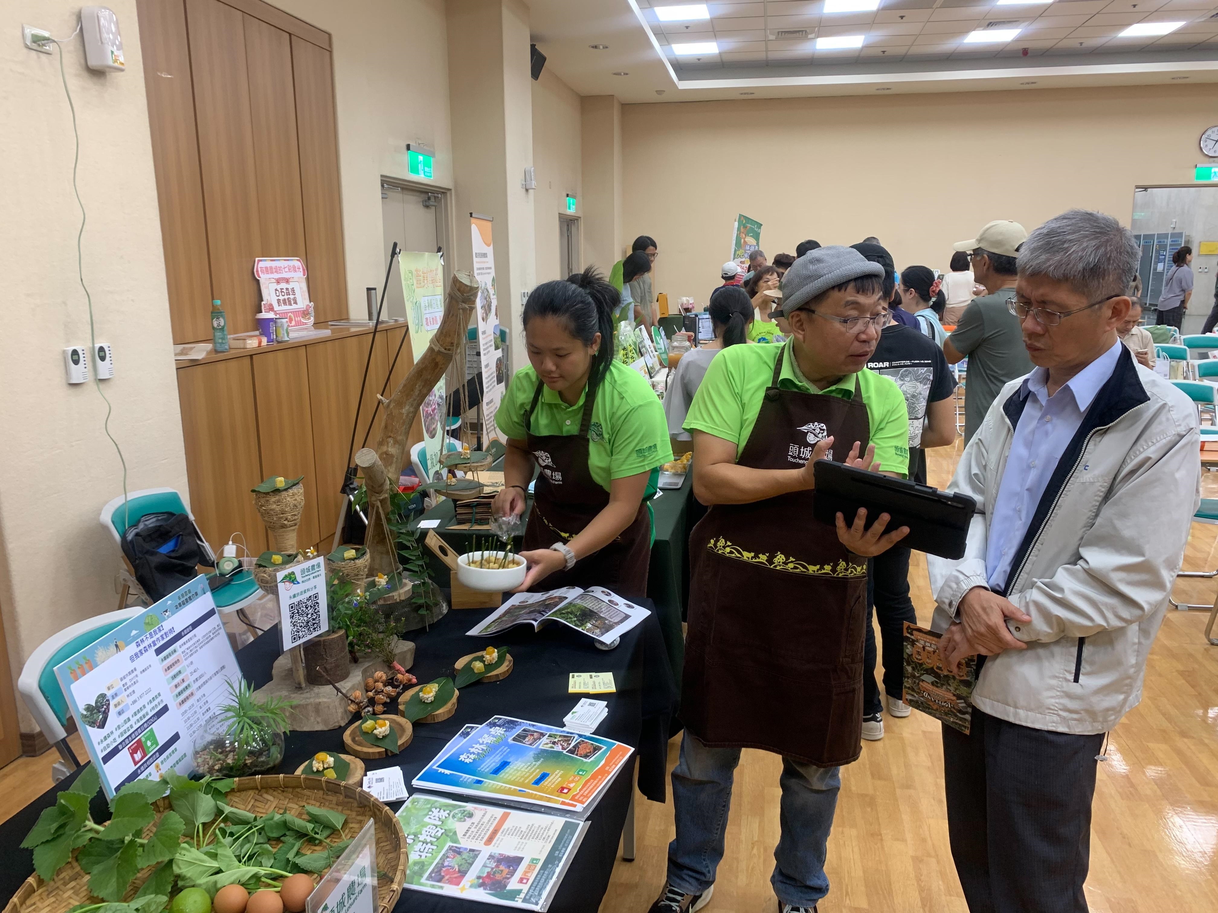 竹科企業用心聆聽永續農遊業者現場說明