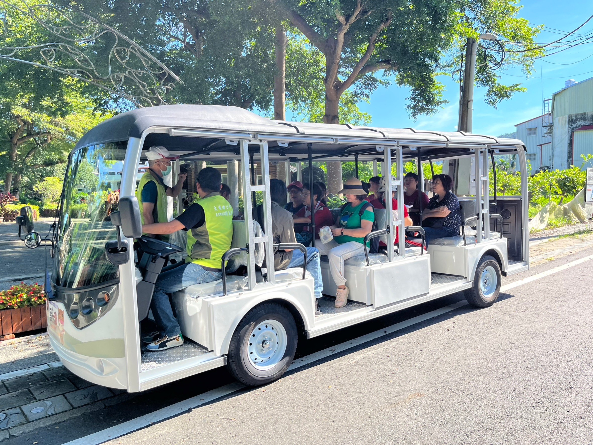 搭乘遊園車遊覽在地風情，聽著導覽人員介紹大埔曼哈頓，認識在地文化故事。