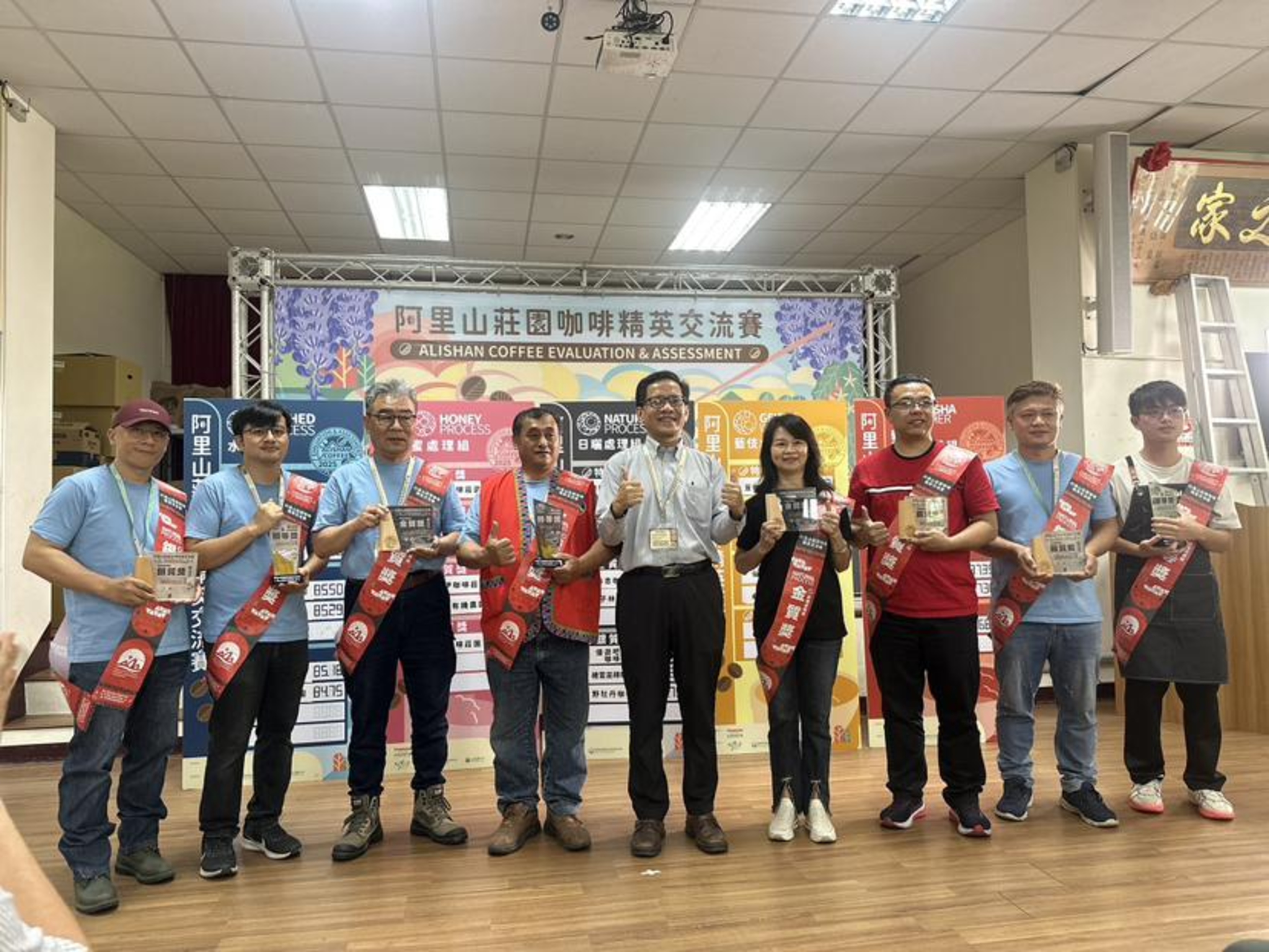 傅桂霖分署長與日曬處理組得獎合照