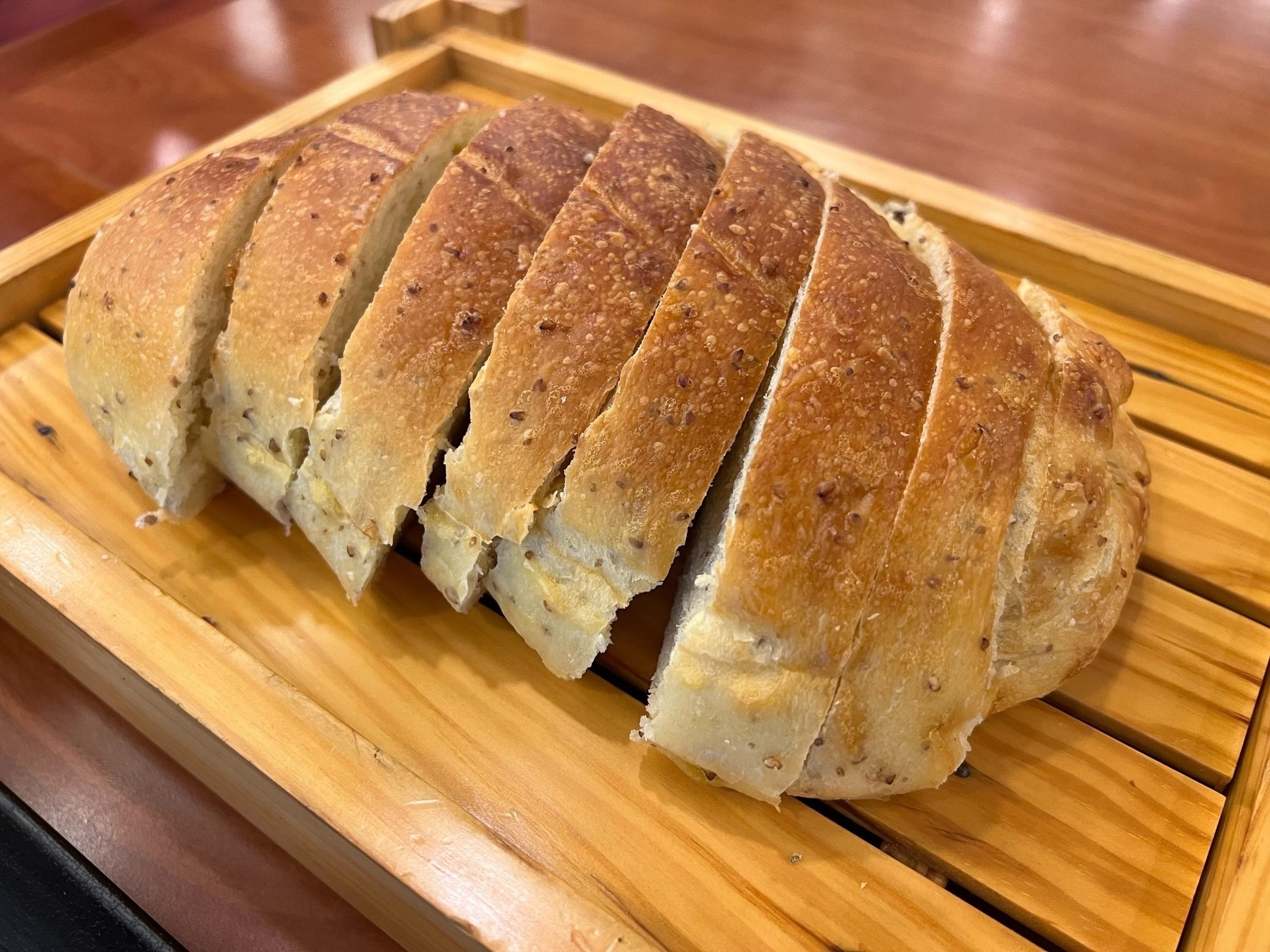 台東娜路彎大酒店推出油芒卡士達紅豆麵包、油芒咖哩等限定餐點，民眾可在活動期間前往品嘗油芒風味。(圖片來源:娜路彎大酒店)