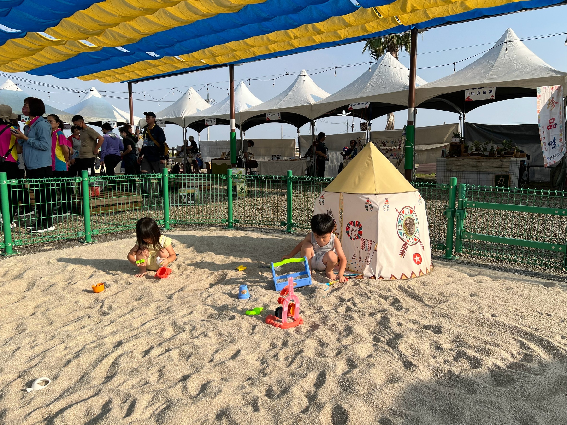 砂坑及格柵欄杆成為社區兒童遊戲安全場域