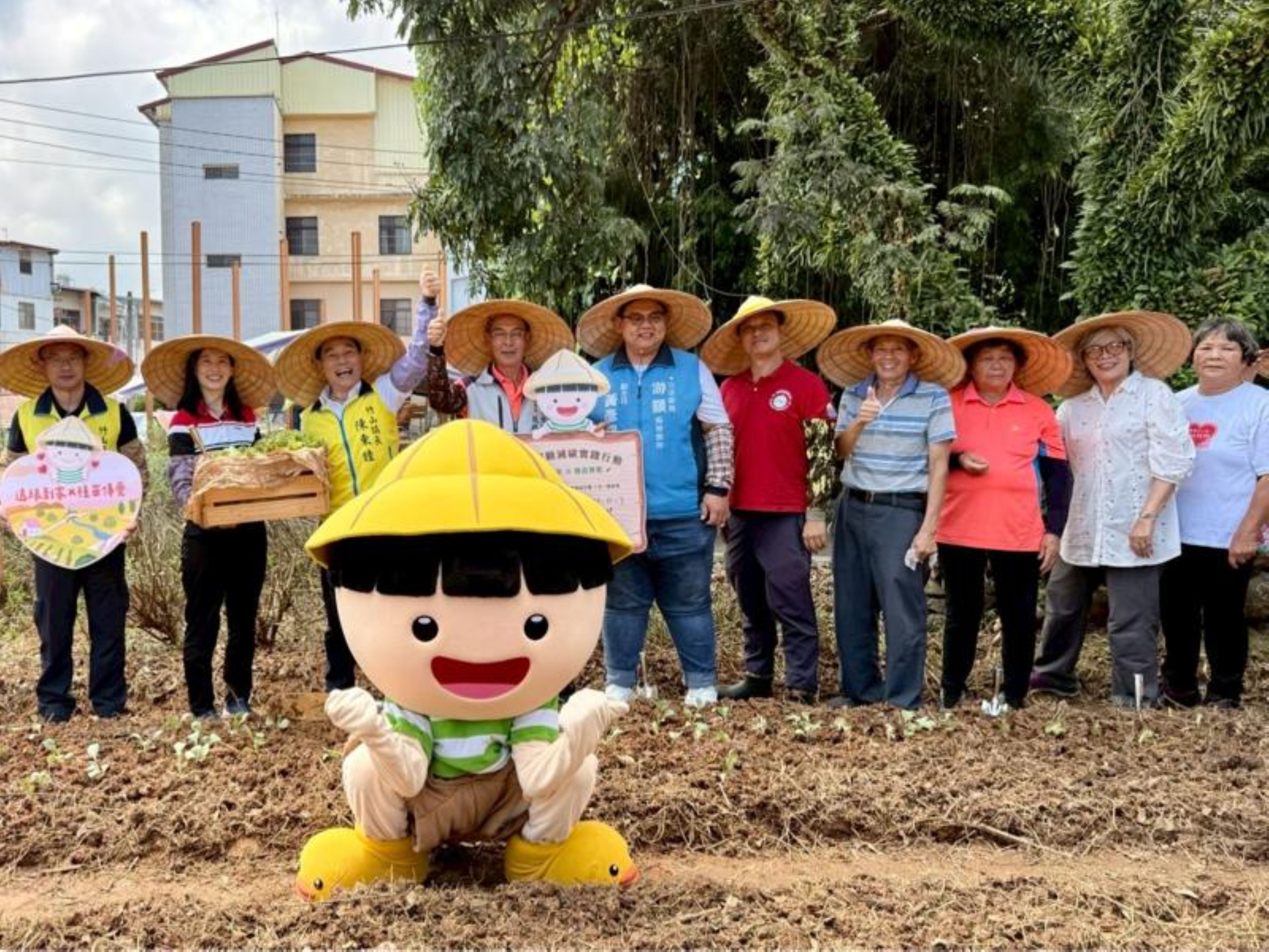 社區長輩與參與者一起將愛的種苗種植於社區供餐菜園