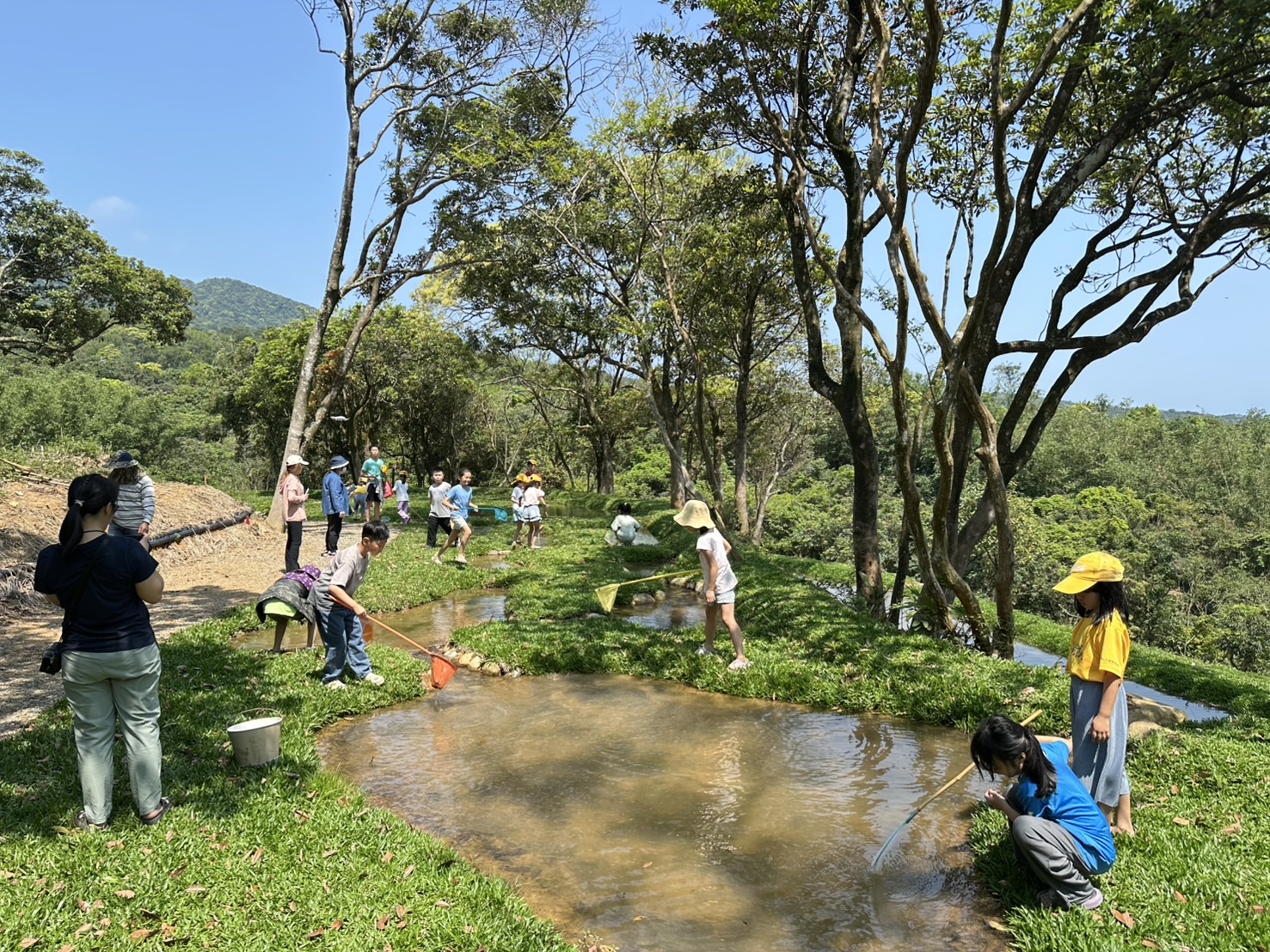 場域導入景觀水庭應用，蜿蜒水域除營造空間層次感，有助增加曝氣、調節微氣候、提供生態觀察導覽等效益。
