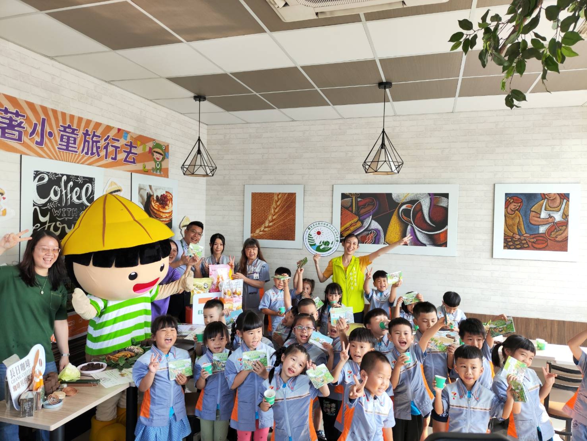 由農村小童頒發幼兒園學生「學習體驗證書」合影，讓孩子們「有玩、有吃、又有學」，在快樂中學習，也認識永續與農村價值