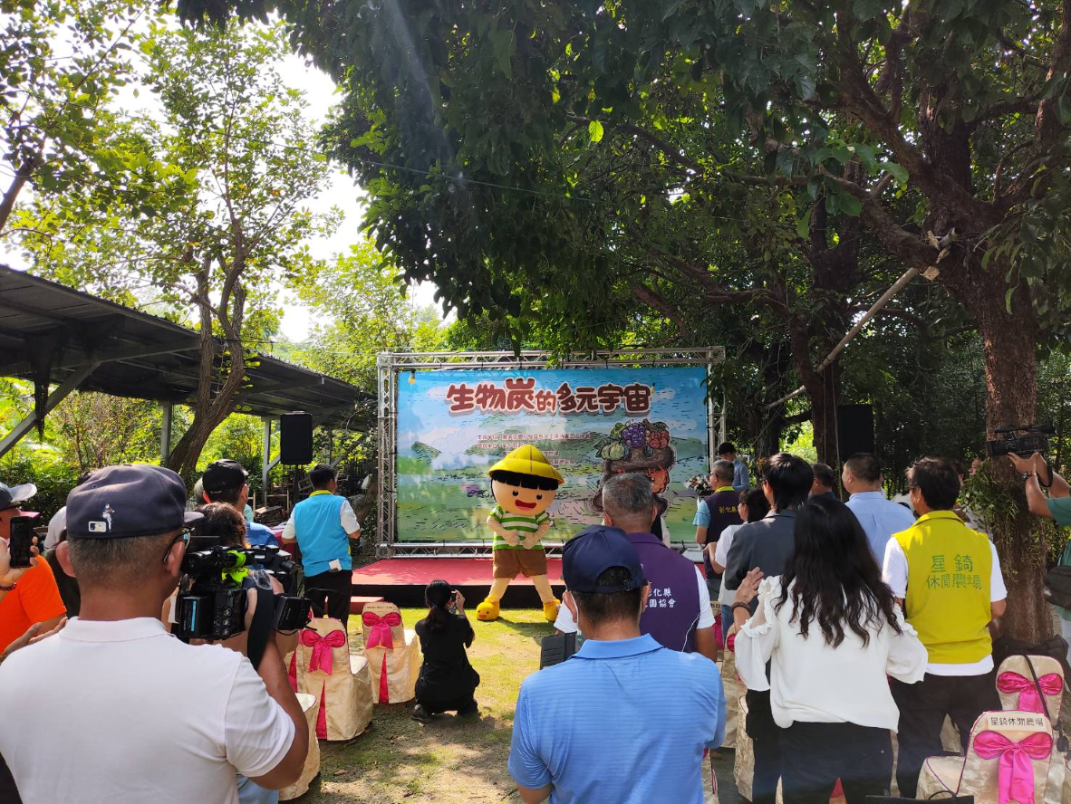記者會現場，由農村的代表農村小童帶領與會企業代表互動，為生物炭的多元宇宙帶來活潑的能量