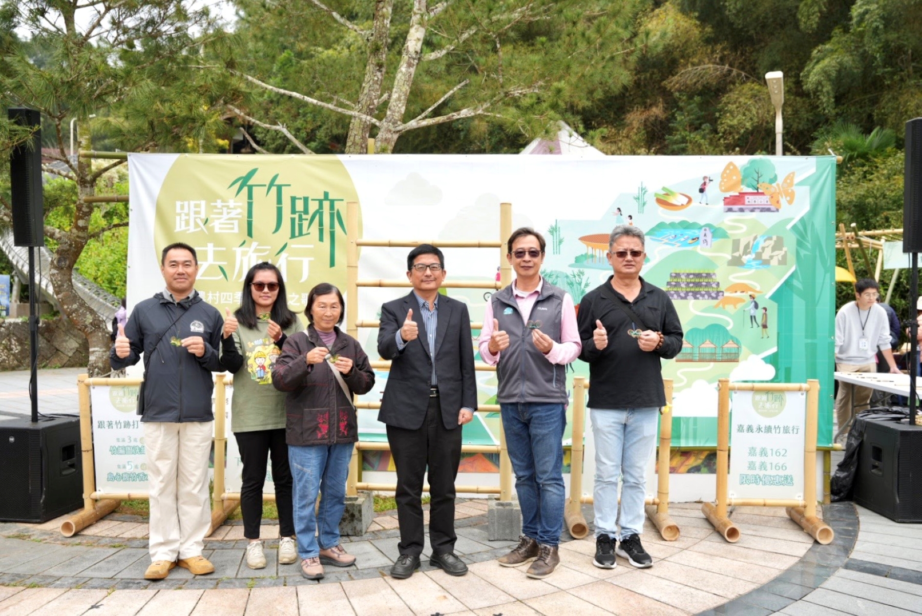 圖2、農村水保署蘇茂祥副署長為竹導覽人員進行授證儀式，共同推廣「跟著竹跡去旅行」