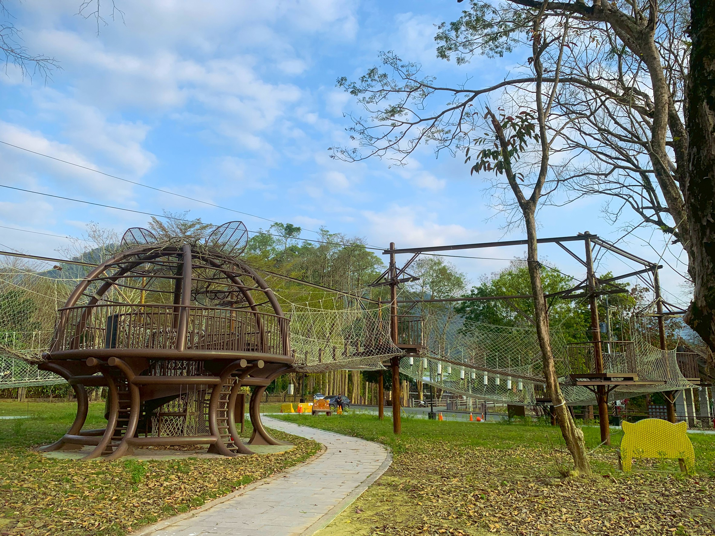 「大埔鄉和平村多功能育樂廣場改善工程」以自然共生與教育體驗為核心，場域兼具完善安全管理、銀幼共融與山訓教學功能，帶動偏鄉永續發展。