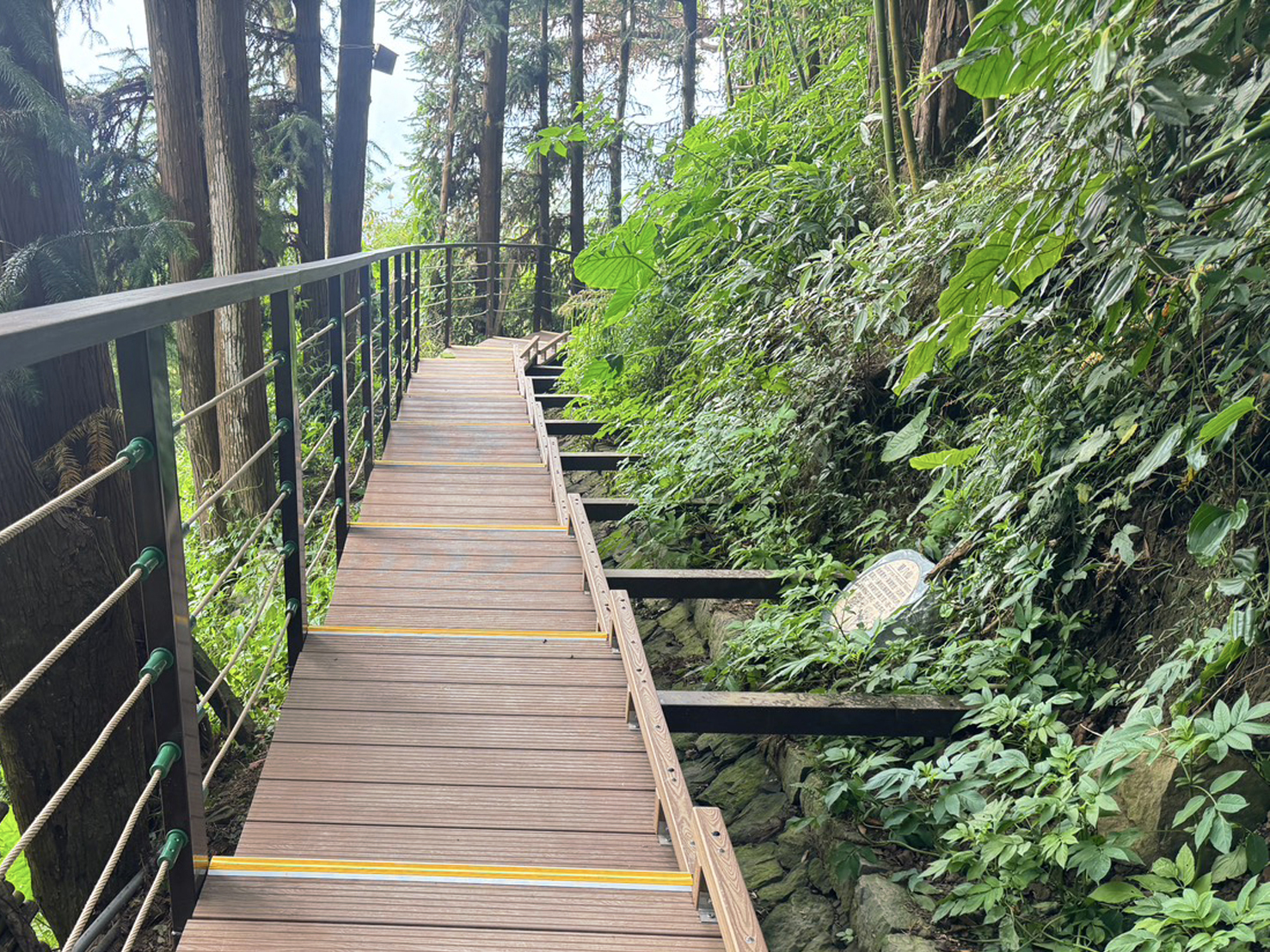 梅山鄉瑞里村景觀步道改善以減法設計及低碳永續精神獲第25屆公共工程金質獎土木類殊榮。