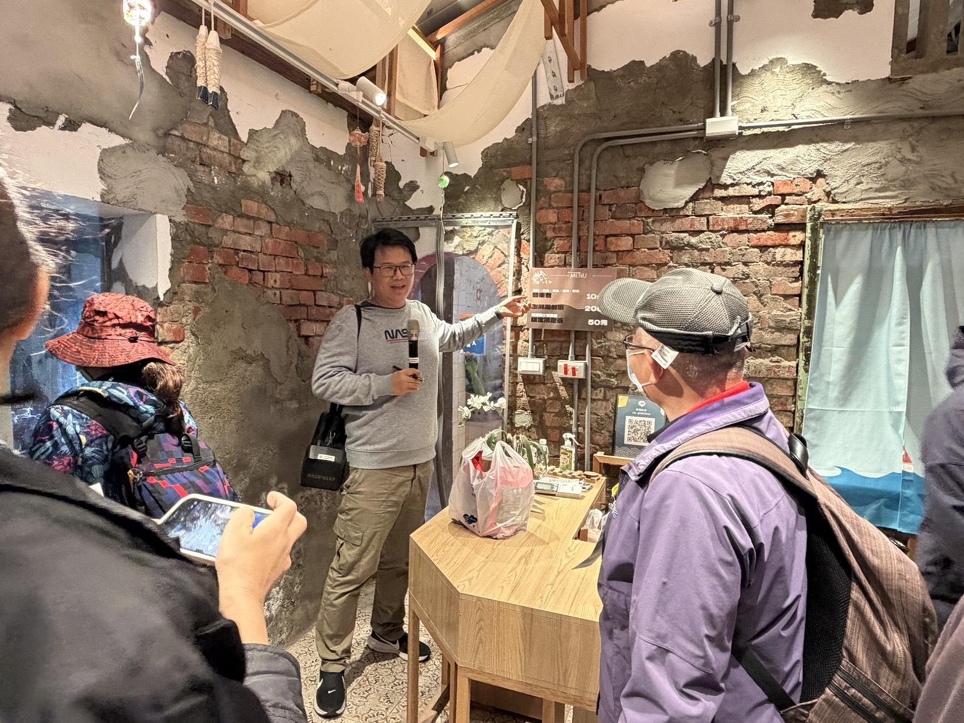 新港社區發展協會執行長陳坤成述說在地投入石斑魚產業與青創聚落的發展歷程。