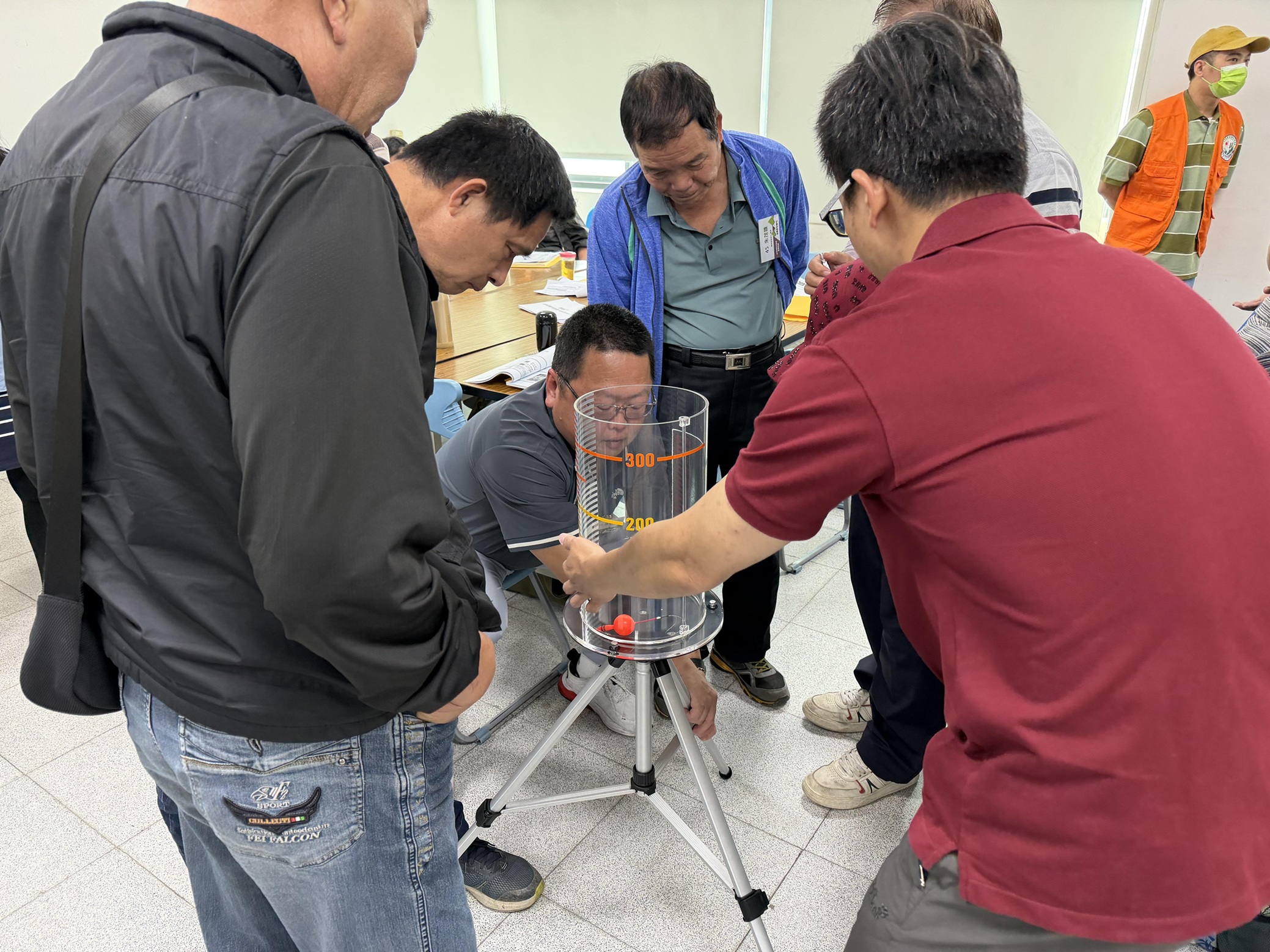 土石流防災專員操作雨量筒架設