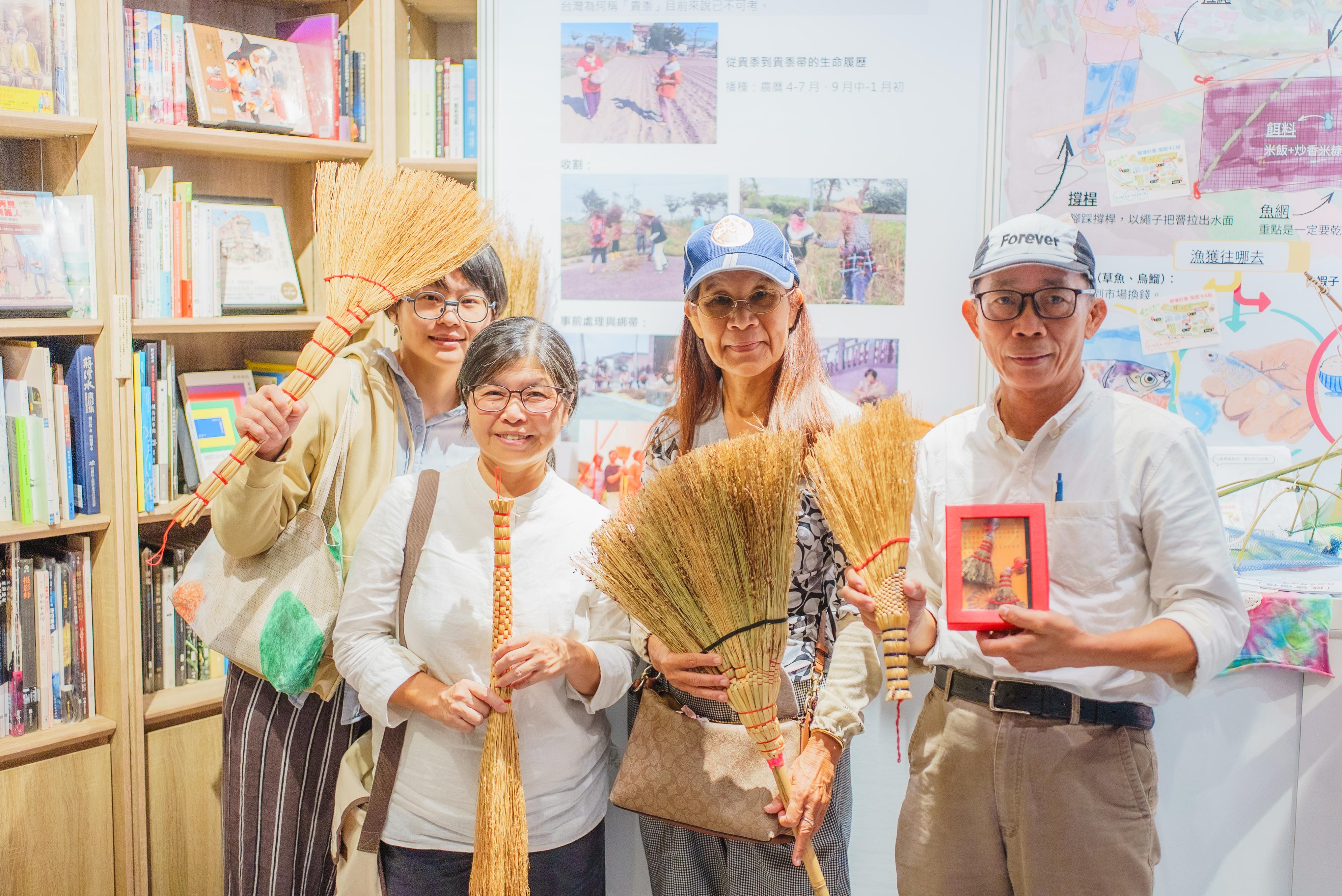 臺南市新營區姑爺社區透過文史調查與耆老採訪，完整記錄當地早期貴黍掃帚產業發展情形